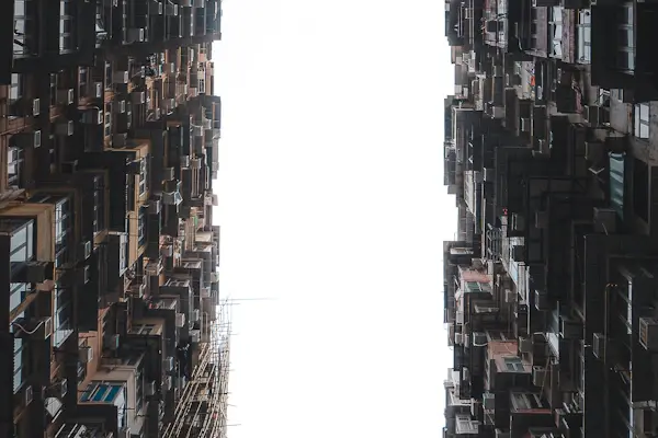 香港住宅外牆與密集窗戶