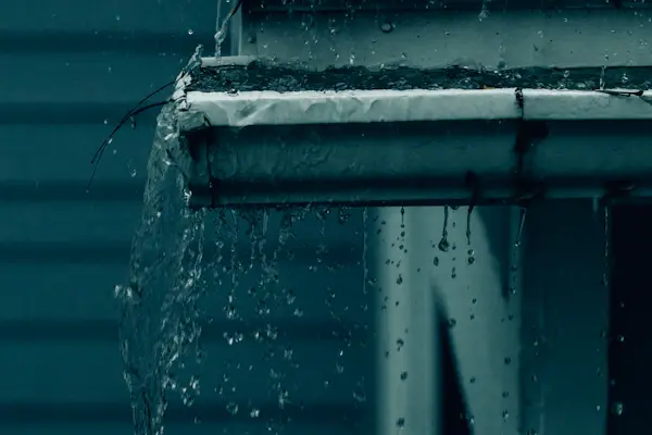 雨水從屋簷流下的近照